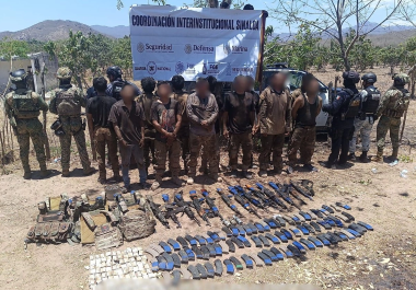 Elementos de la Marina aseguraron armas largas, explosivos y equipo táctico tras repeler una agresión armada en El Rosario, Sinaloa.