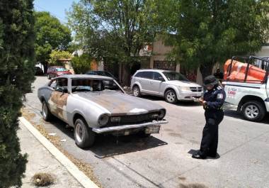 Autoridades municipales mantienen un operativo donde reciben denuncias sobre autos abandonados en plena vía pública.