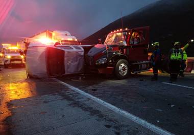 Un tractocamión Freightliner y una camioneta pick-up protagonizaron un percance que movilizó a los cuerpos de emergencia ante el reporte inicial de personas atrapadas.