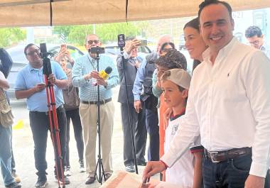El mandatario estatal emitió su sufragio en la colonia Jardines del Campestre durante la jornada para renovar el Congreso local.