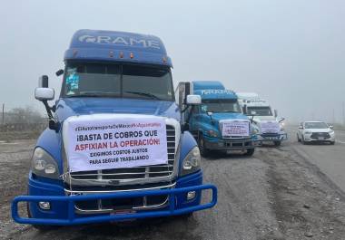Transportistas de carga mantienen el paro y advierten que no retirarán sus unidades hasta obtener respuestas a sus demandas.