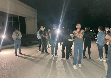 Saltillenses se manifestaron frente al domicilio de la persona que presuntamente agredió al perro.