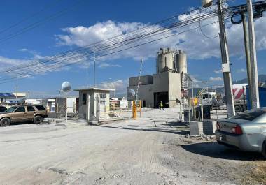 Esta planta cementera está causando contaminación con el polvo que se puede apreciar a simple vista.