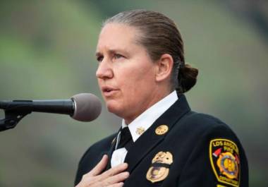 La jefa de bomberos Kristin Crowley también defendió las tácticas del LAFD, afirmando que necesitaba ser estratégico en el despliegue.