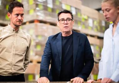 El primer ministro británico, Andy Burnham (en el centro), intercambió varios mensajes con una persona que afirmaba ser la jefa de gabinete de la Casa Blanca, Susie Wiles, antes de darse cuenta de que estaba hablando con un impostor.