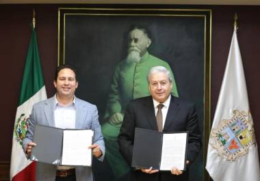 Javier Díaz González, alcalde entrante de Saltillo, y José María Fraustro Siller, alcalde saliente, quien le deseó la mejor de las suertes a su sucesor.