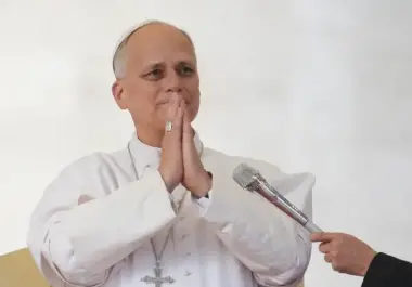 El papa León XIII regresó a la Plaza de San Pedro, saludando a los peregrinos desde su papamóvil descapotable, mientras celebraba su primera audiencia general en el Vaticano desde que se sometió a una cirugía por cáncer de pulmón.