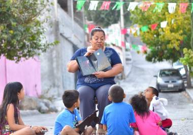 Paty lee a niños de la colonia El Tanquecito en su sala de lectura ‘Destellos de Alegría’.