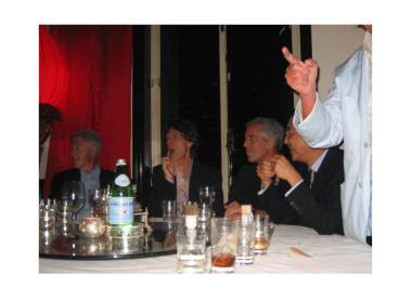 En una fotografía divulgada se observa a Epstein acompañado del expresidente Bill Clinton y el artista Mick Jagger.