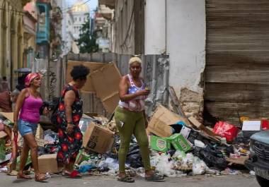 Los cubanos han estado sufriendo el peor colapso económico del país, lo que ha provocado frecuentes apagones y escasez de alimentos y medicamentos.