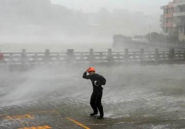 Además de evacuar al menos a 30.300 personas, Shanghái ha cancelado unos 1.500 vuelos, según VariFlight, proveedor de datos de seguimiento de vuelos.