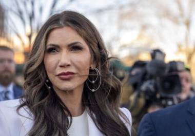 Noem añadió que la operación relámpago, llevada a cabo con la cooperación del gobernador republicano de Florida, Ron DeSantis, era un modelo que quería replicar en todo Estados Unidos..