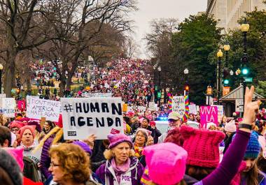 Otra marcha recorrió una de las arterias de la ciudad y los manifestantes incluso hicieron una actuación de baile espontáneo en protesta por el peso en el Gobierno de Trump del magnate Elon Musk. FOTO: