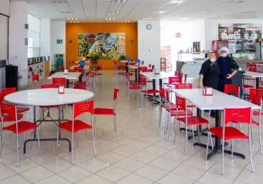 Los comedores industriales resintieron también el impacto con los recortes laborales en las plantas.