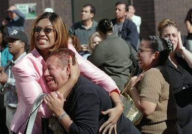 Dos mujeres se abrazan mientras observan el incendio del World Trade Center tras un ataque terrorista contra las Torres Gemelas, el 11 de septiembre de 2001, en Nueva York.