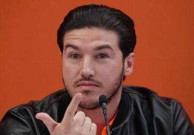 El Gobernador incluso aparece en publicaciones del 2017 y del 2018 promoviendo la marca Dos Banderas de su amigo o colaborando con él en actividades benéficas.