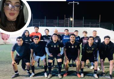 El equipo “Los Ex de la Profe” celebra su primera victoria en el torneo de fútbol rápido de Durango, ganando 6-4 ante el equipo Barber, bicampeón de la liga.