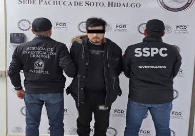 Las autoridades federales reportaron que el detenido contaba con ficha roja y una orden de arresto con fines de extradición.