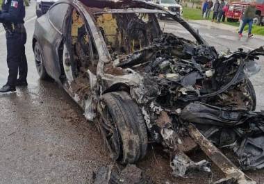 El vehículo, con placas 38-Y750A, se desvió hacia la vía opuesta, colisionando de frente contra una camioneta en la que viajaban tres personas, dos hombres y una mujer