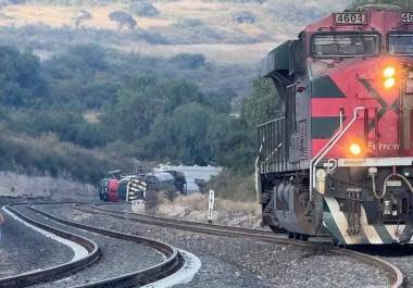 El tren involucrado formaba parte de la ruta comercial que conecta Tula con el centro del país; transportaba etanol, grano y vehículos en al menos 30 vagones, de los cuales 10 se descarrilaron.
