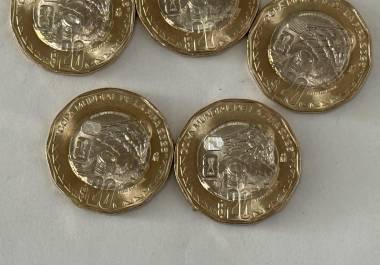 Aficionados y coleccionistas recorren bancos de Saltillo en busca de monedas conmemorativas del Mundial 2026.