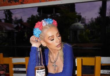 La artista se mostró muy animada mientras disfruta del ambiente festivo de Xochimilco, en medio de colores y música.