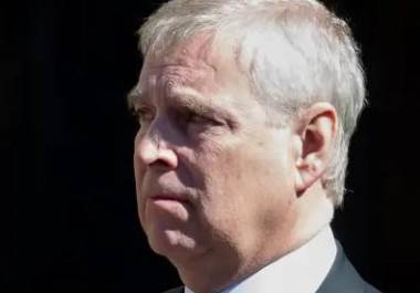 Junto con la pérdida de su título de duque de York, tampoco se le conocerá más como “Príncipe” y, en cambio, será conocido simplemente como Andrew Mountbatten Windsor.