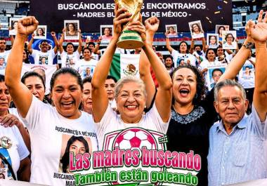 Madres buscadoras utilizaron elementos del futbol en la convocatoria para exigir justicia y mantener vigente la lucha por sus familiares desaparecidos.