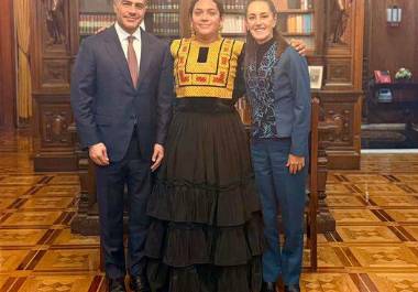 Elvis Guerra diseñador muxe, junto Omar García Harfuch y Claudia Sheinbaum.
