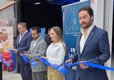 En el corte de listón, Cristina Amezcua estuvo acompañada del Primer Regidor del Cabildo de Torreón, Luis Cuerda, y del director del Centro de Convenciones, Rodrigo González.