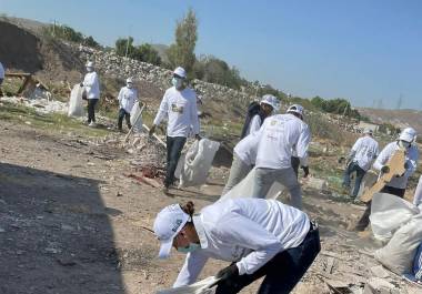 Personal de la Dirección de Servicios Públicos Municipales y otras dependencias trabajando en la limpieza del lecho seco del Río Nazas, cerca del Puente Plateado.