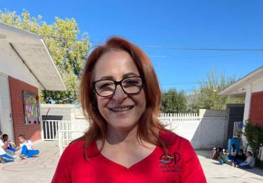 Explicó que cuando la miopía aparece a edades tempranas, el crecimiento natural del ojo hace que la graduación avance con los años.