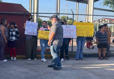 Esta semana, padres de familia realizaron una manifestación para pedir que sus hijos tengan clases, aunque tengan que impartirse a más de 100 metros del plantel.
