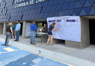 Abogados litigantes colocaron un tendedero de casos y entregaron un pliego petitorio para señalar rezagos y fallas operativas en Ciudad Judicial.