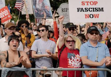 Ciudadanos de diversas edades y procedencias se movilizan de forma pacífica en espacios públicos, portando símbolos que exigen un equilibrio de poderes en el gobierno federal.