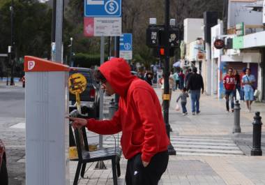 Los parquímetros inteligentes instalados en el Centro Histórico de Saltillo buscan mejorar la movilidad, pero los usuarios reportan problemas con la aplicación.