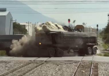 Ya los camiones cruzaron y con la máquina encima el tráiler se quedó corto, por lo que el impacto de la locomotora fue brutal