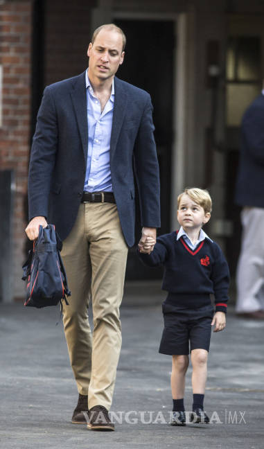 $!Imágenes del primer día de escuela del príncipe George y el de su padre el príncipe William
