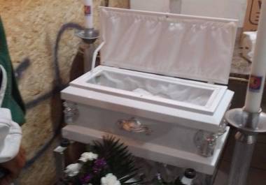 Los padres del bebé buscan apoyo de la comunidad para cubrir los gastos funerarios.