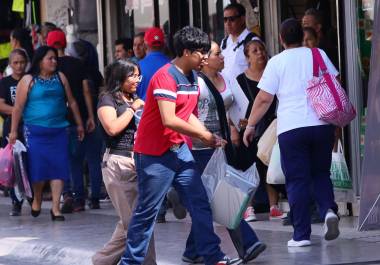 Cuadernos y papeles para forrar, entre los artículos más solicitados por los padres de familia.