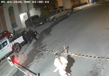 La agresión ocurrió en la caseta de vigilancia del fraccionamiento, donde el trabajador fue interceptado por los presuntos responsables tras solicitarles información sobre su ingreso al lugar.