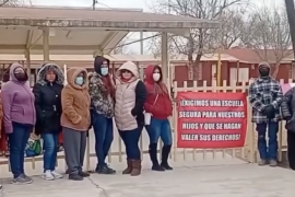 Padres de familia cerraron la primaria “Lázaro Cárdenas” ante el temor por las agresiones que han sufrido sus hijos dentro del plantel.