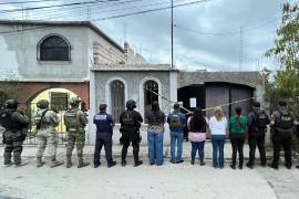 Elementos de seguridad mantuvieron resguardado el perímetro mientras se desarrollaba la diligencia judicial que permitió asegurar narcóticos, indicios relacionados con el narcomenudeo y un inmueble investigado por las autoridades.