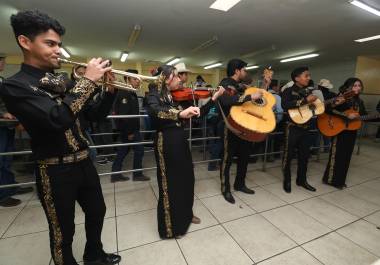 Aunque el Día del Agrónomo es este 22 de febrero, la UAAAN adelantó los festejos para este viernes; durante la celebración, estudiantes de la UAAAN entonaron “Las mañanitas” acompañados de mariachi y música sierreña.