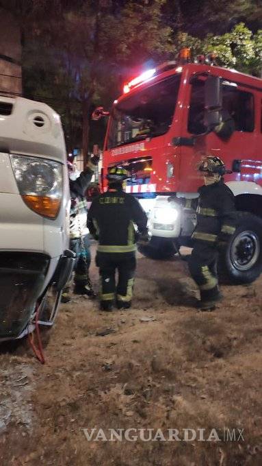 $!Vuelca camioneta con “tabiques” de cocaína, en la CDMX