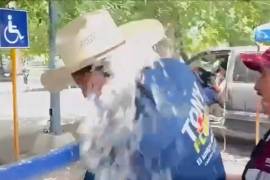 De manera sorpresiva, la mujer le arrojó el líquido en la cara al candidato del PT.