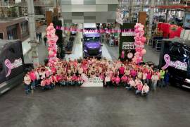 Trabajadoras y trabajadores de Daimler Truck Saltillo portaron blusas y globos rosas en un acto de solidaridad.