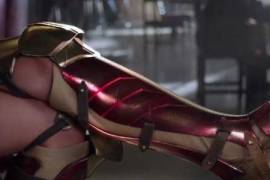 Supergirl usa las botas de la Mujer Maravilla en nuevo promocional