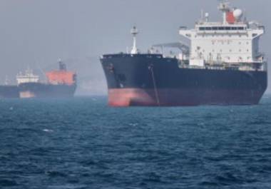 El Cuerpo de la Guardia Revolucionaria Islámica de Irán ha advertido específicamente que los barcos que apaguen sus transpondedores serán objeto de ataques por supuesto “contrabando ilegal de petróleo” a lo largo del estrecho.