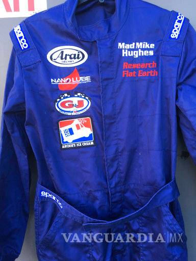 $!Arma cohete casero para viajar al espacio y probar que la Tierra es plana